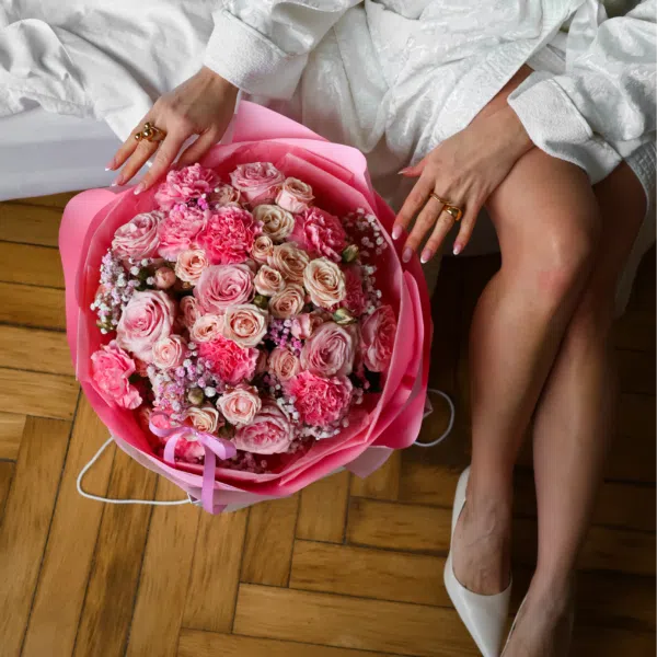 Bukiet z różowych i pudrowych róż z goździkami oraz gipsówką