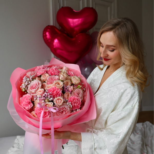 Bukiet z różowych i pudrowych róż z goździkami oraz gipsówką