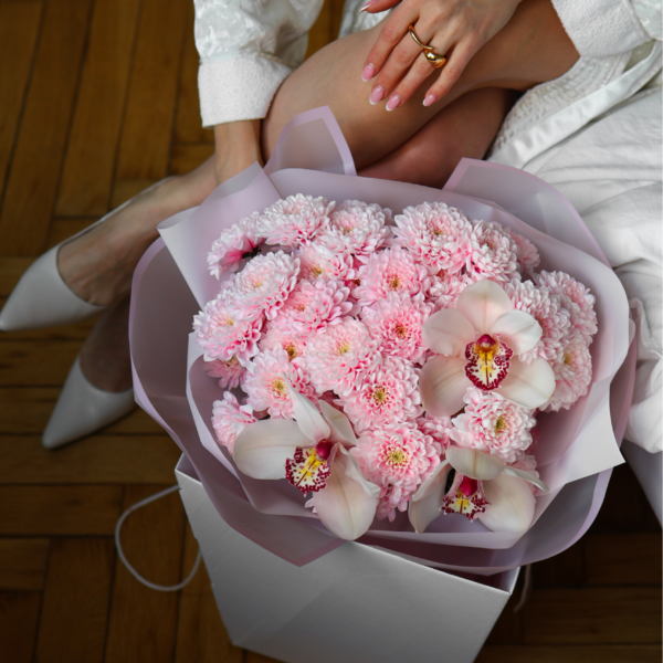 Bukiet z różowych chryzantem i storczyków cymbidium