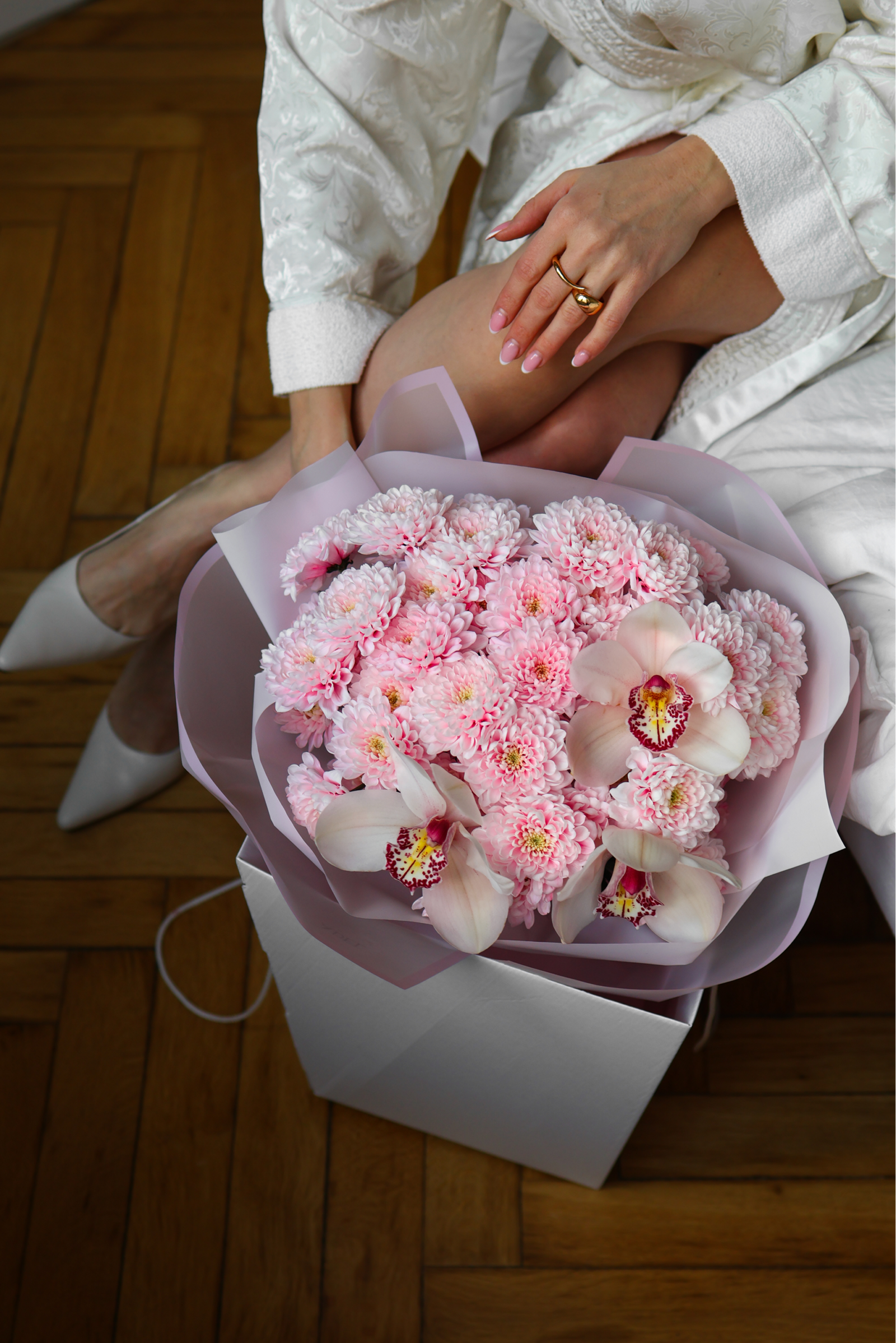 Bukiet z różowych chryzantem i storczyków cymbidium