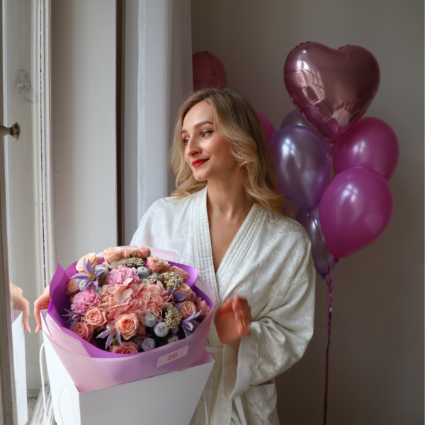 Bukiet z brzoskwiniowych róż, hortensji, klematisów i dekoracyjnych dodatków