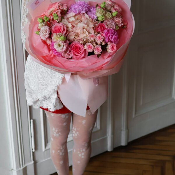 Bukiet z różowych róż, goździków, hortensji i sezonowych dodatków