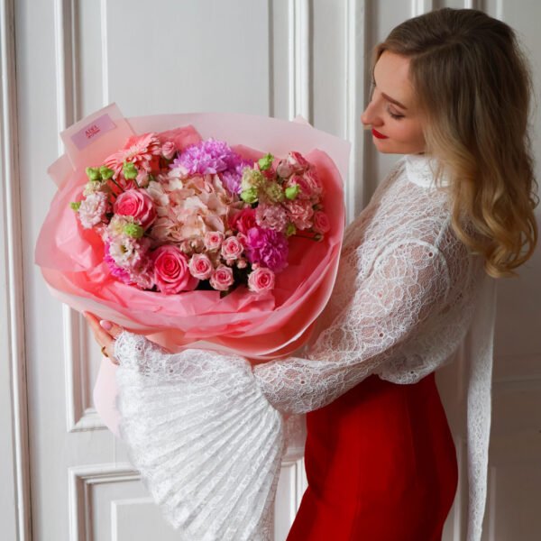 Bukiet z różowych róż, goździków, hortensji i sezonowych dodatków