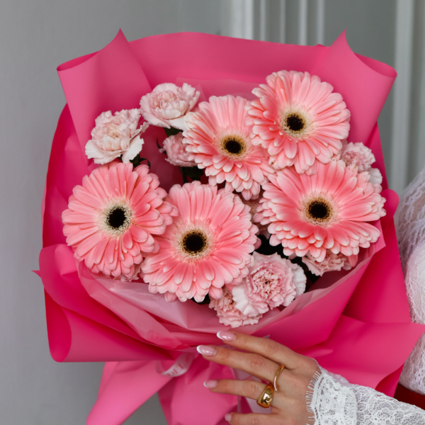 Bukiet z różowych gerber i jasnoróżowych goździków