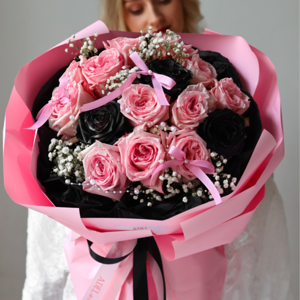 Bukiet z różowych róż, czarnych róż i gipsówki