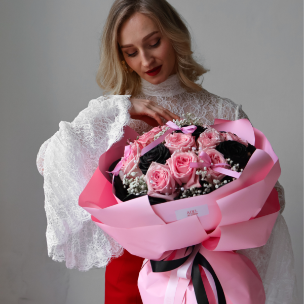 Bukiet z różowych róż, czarnych róż i gipsówki