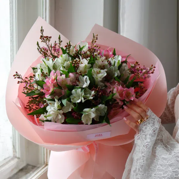 Bukiet z białych i różowych alstromerii z dodatkiem waxu