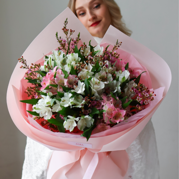 Bukiet z białych i różowych alstromerii z dodatkiem waxu