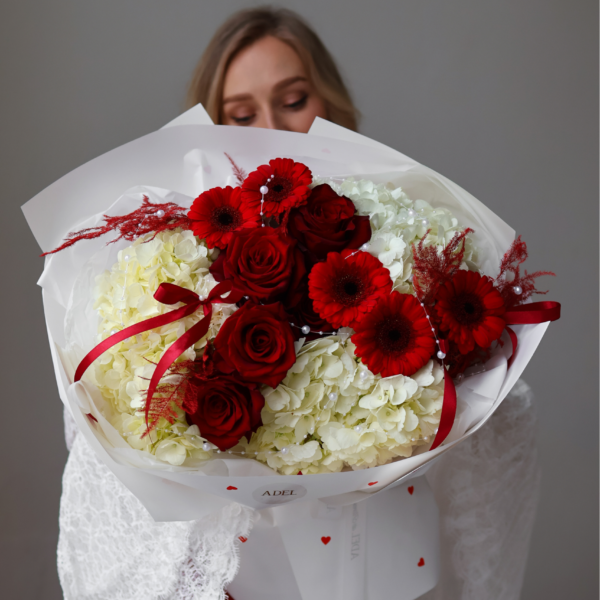 Bukiet z białych hortensji z czerwonymi różami i czerwonymi gerberami