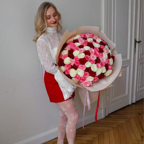 Bukiet z czerwonych, różowych i kremowych róż