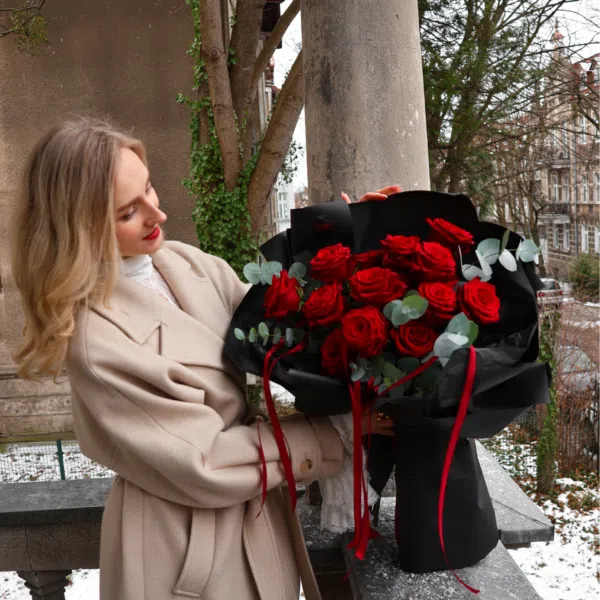 Bukiet z czerwonych róż z dodatkiem eukaliptusa