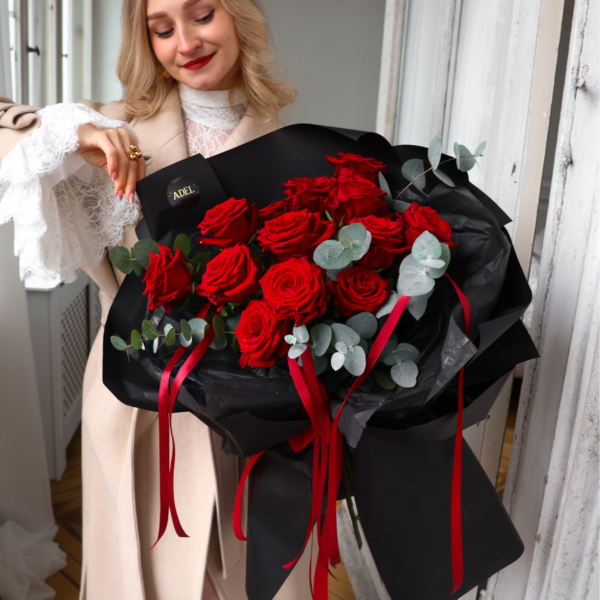 Bukiet z czerwonych róż z dodatkiem eukaliptusa