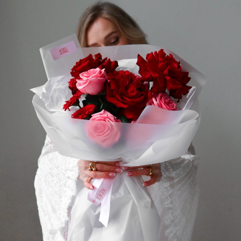 Bukiet z czerwonych i różowych róż z czerwonymi gerberami