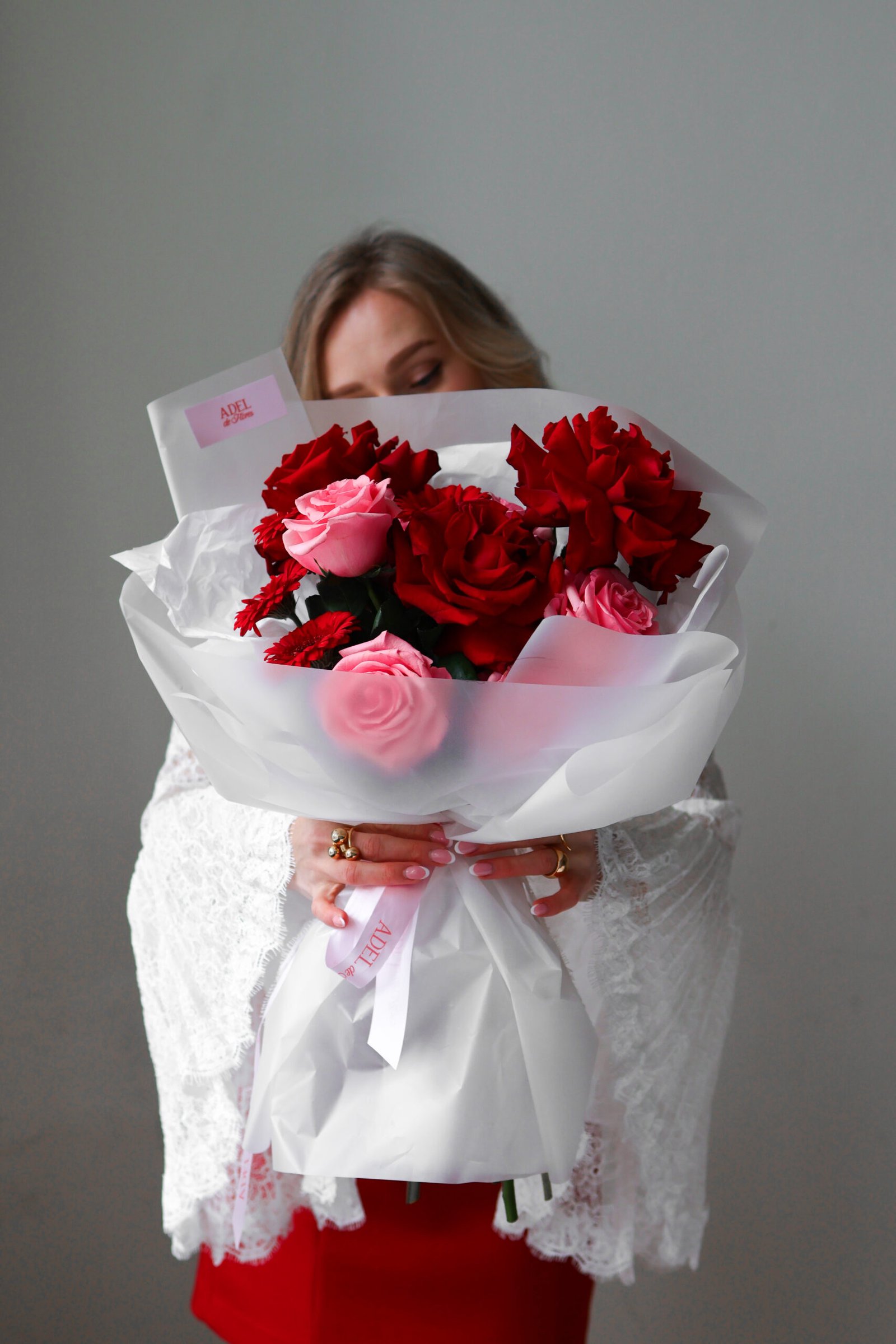 Bukiet z czerwonych i różowych róż z czerwonymi gerberami