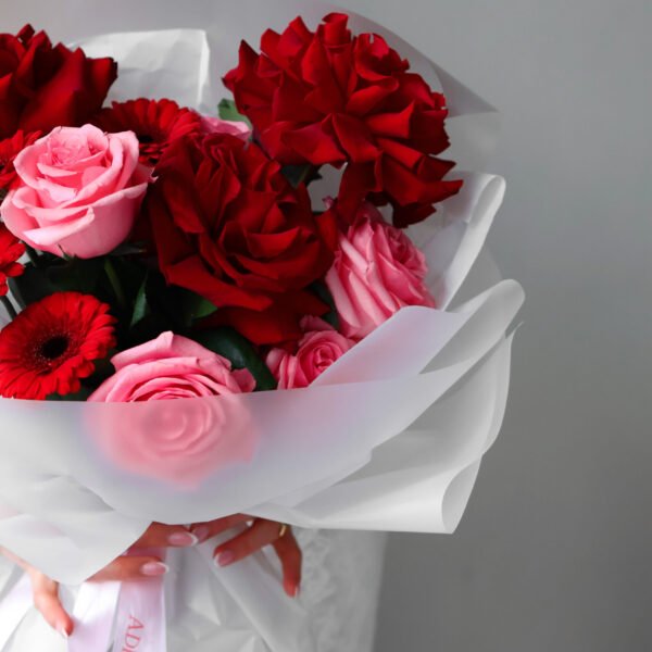 Bukiet z czerwonych i różowych róż z czerwonymi gerberami