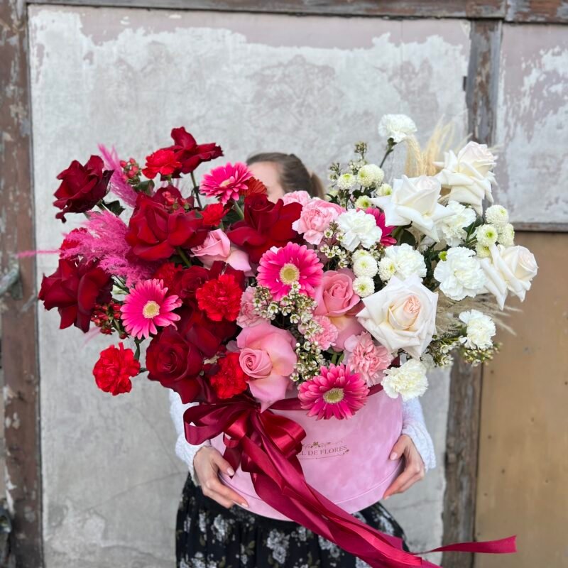 Efektowny flowerbox z mieszanych kwiatów