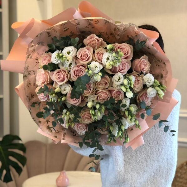 Bukiet z róży, eustomy i eukaliptusa