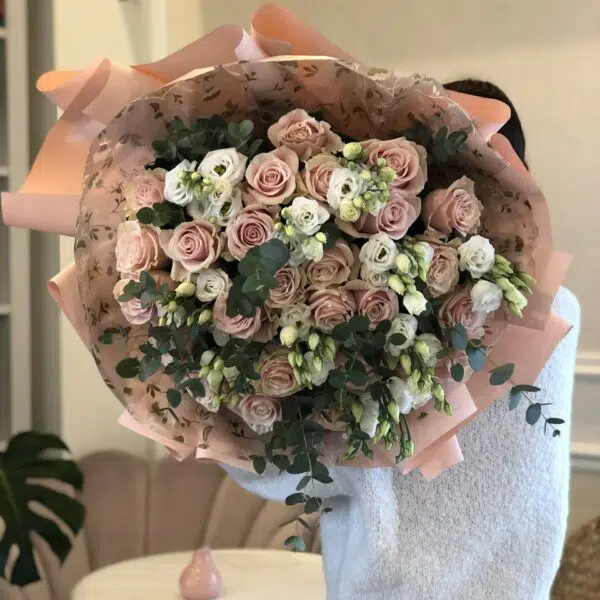 Bukiet z róży, eustomy i eukaliptusa