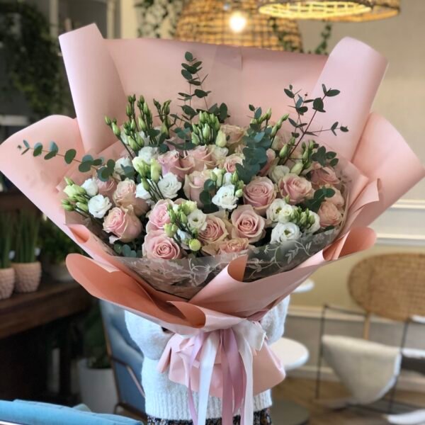 Bukiet z róży, eustomy i eukaliptusa