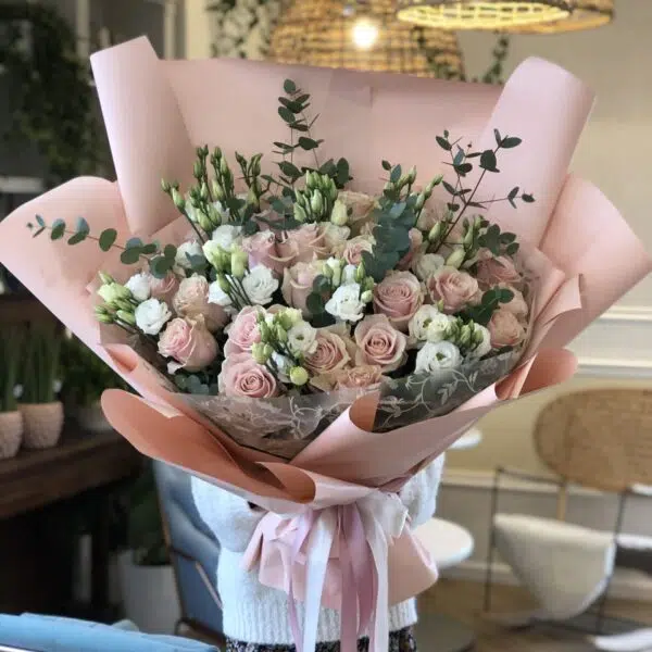 Bukiet z róży, eustomy i eukaliptusa