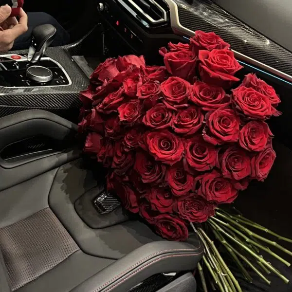 Bukiet z czerwonych róż w kształcie serca Adel del Flores