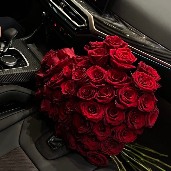 Bukiet z czerwonych róż w kształcie serca Adel del Flores