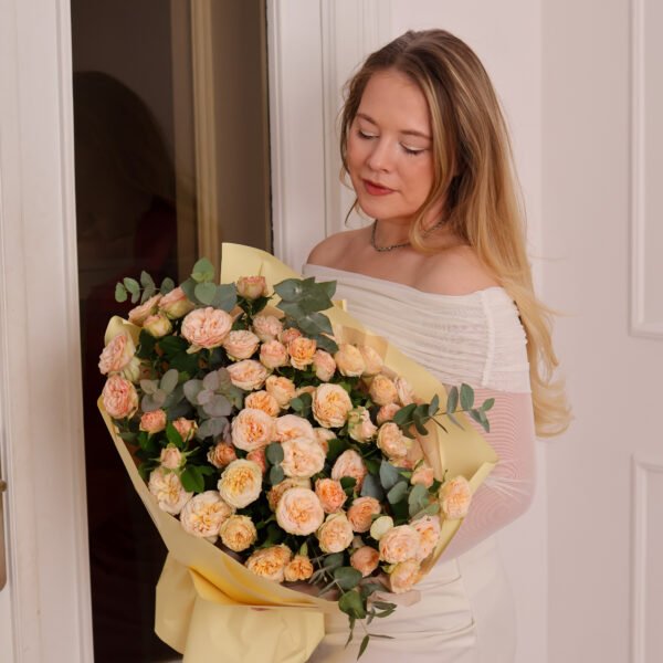 Bukiet z piwoniowej róży Gentle Trendsetter i eukaliptusa