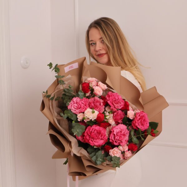 Bukiet z róż krzewiastych i róż Country Blues