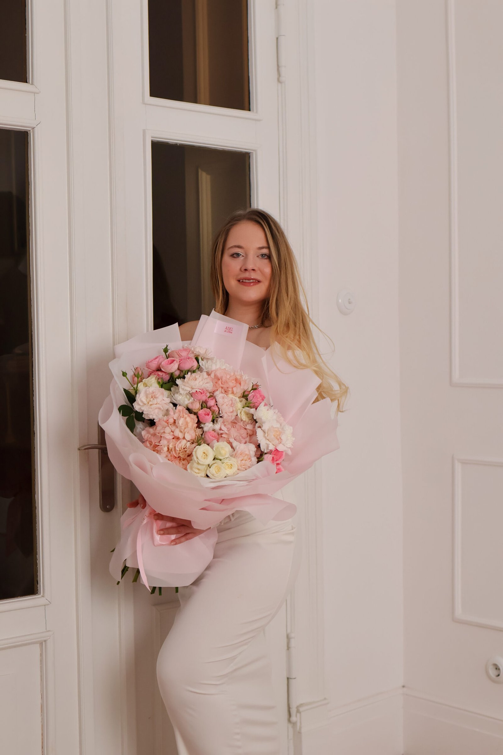 Romantyczny bukiet z hortensjami, różami i goździkami - obrazek 2