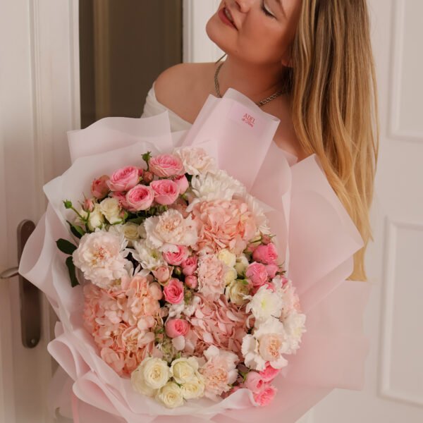 Romantyczny bukiet z hortensjami, różami i goździkami