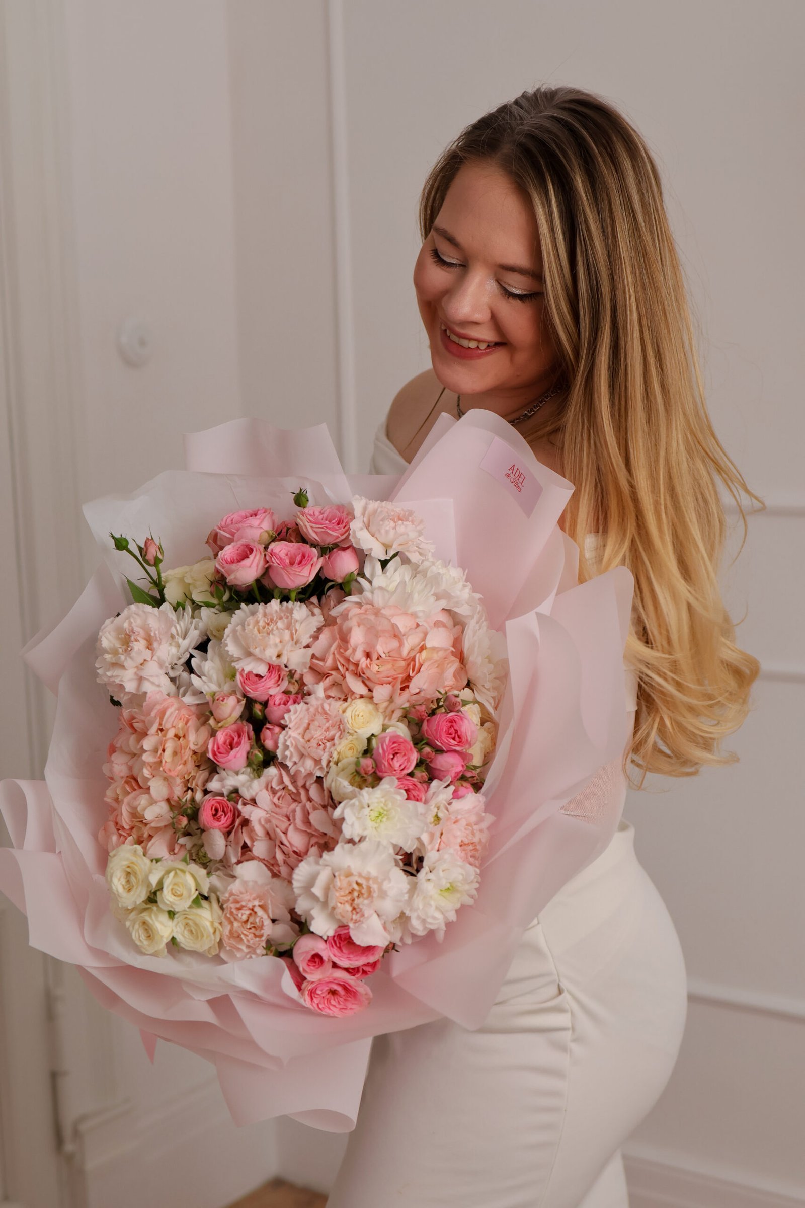 Romantyczny bukiet z hortensjami, różami i goździkami - obrazek 3