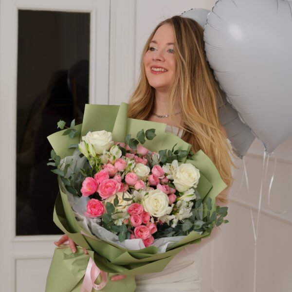 Elegancki bukiet z białych i różowych róż, alstremerii i eukaliptusa