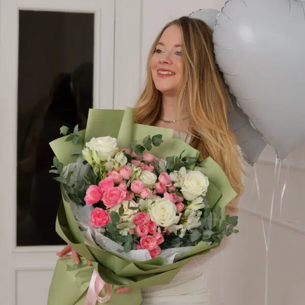 Elegancki bukiet z białych i różowych róż, alstremerii i eukaliptusa