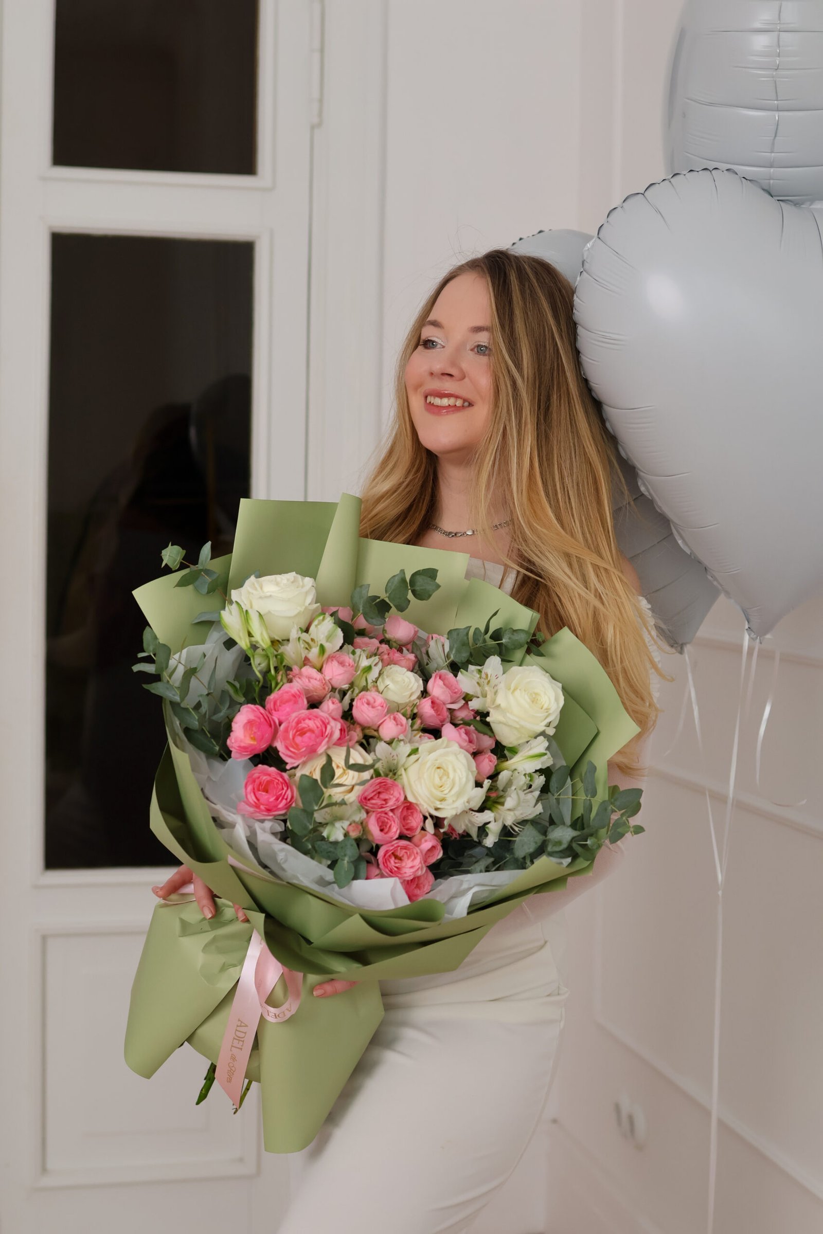 Elegancki bukiet z białych i różowych róż, alstremerii i eukaliptusa