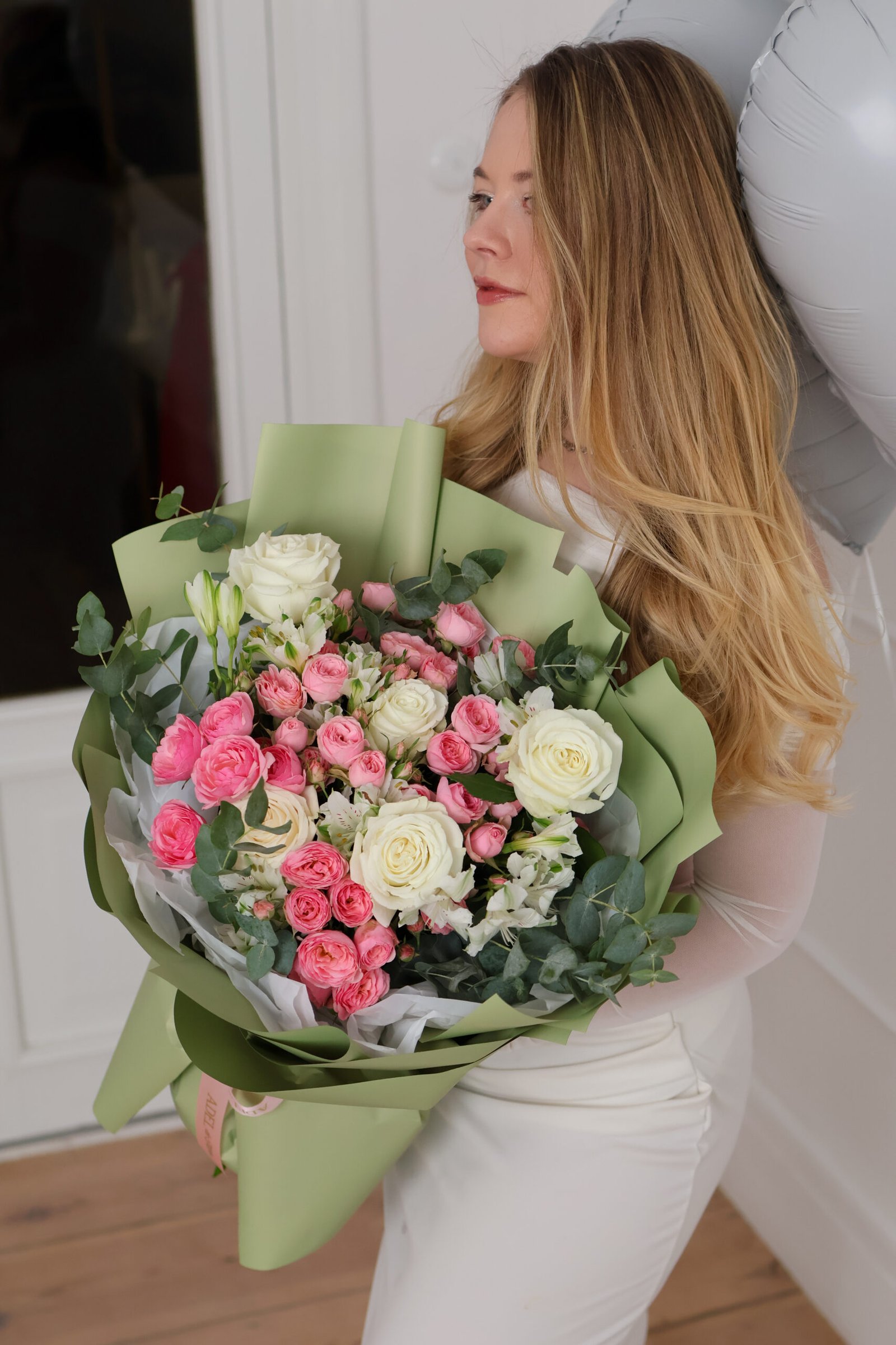 Elegancki bukiet z białych i różowych róż, alstremerii i eukaliptusa - obrazek 2