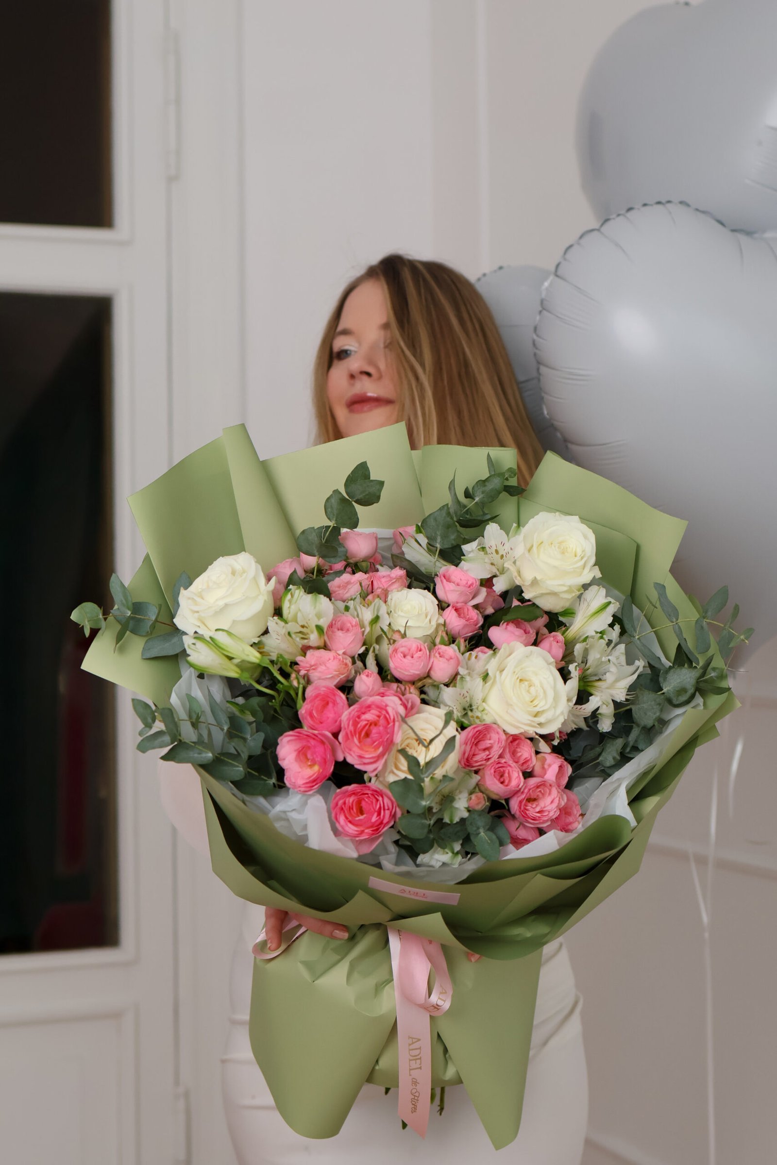 Elegancki bukiet z białych i różowych róż, alstremerii i eukaliptusa - obrazek 3