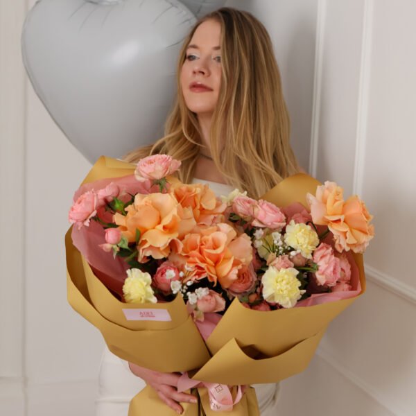 Bukiet z róż francuskich, róż rabatowych i goździków