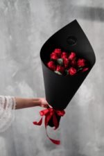 Букет красных роз в чёрной упаковке — Black Velvet Rose | Adel de Flores