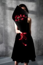 Букет красных роз в чёрной упаковке — Black Velvet Rose | Adel de Flores