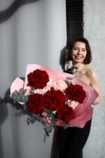 Букет із червоних троянд, гортензій та евкаліпта — Crimson Silk Embrace | Adel de Flores