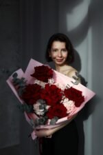 Букет із червоних троянд, гортензій та евкаліпта — Crimson Silk Embrace | Adel de Flores