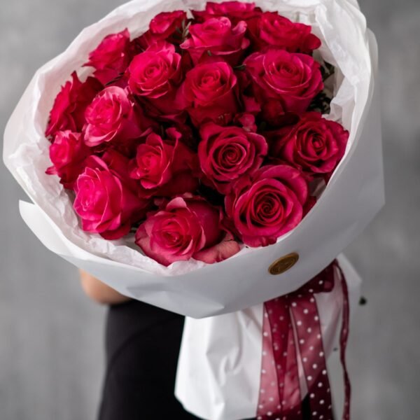 A bouquet of raspberry-coloured roses — Fuchsia Grace | Adel de Flores