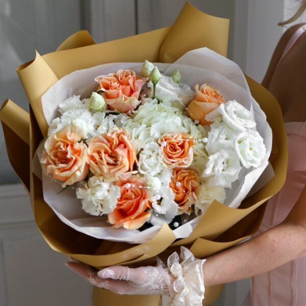 A bouquet of apricot-coloured roses, white hydrangeas and eustomas — Golden Apricot | Adel de Flores