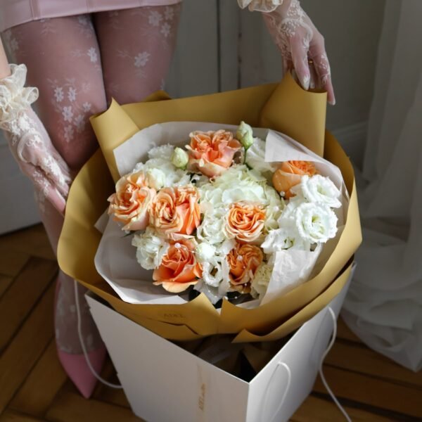 A bouquet of apricot-coloured roses, white hydrangeas and eustomas — Golden Apricot | Adel de Flores