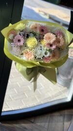 Bukiet z różowych i brzoskwiniowych gerber z chryzantemami — изображение 2