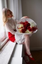 Bukiet z białych hortensji, czerwonych róż i gerber — Ivory Flame | Adel de Flores