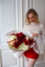 Bukiet z białych hortensji, czerwonych róż i gerber — Ivory Flame | Adel de Flores