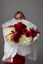 Bukiet z białych hortensji, czerwonych róż i gerber — Ivory Flame | Adel de Flores