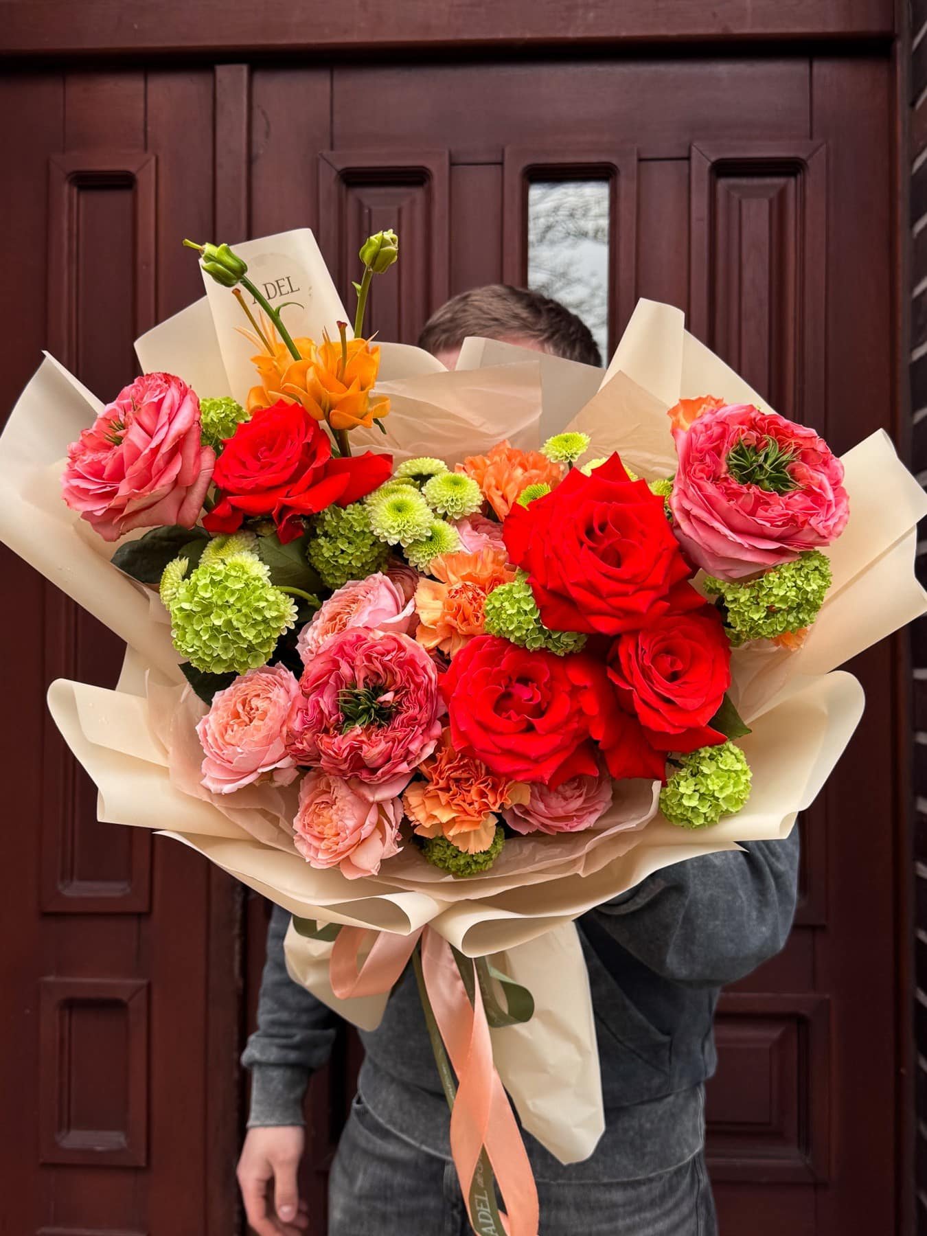 adel26-rose-manifesto-1 Bukiet z róż klasycznych i piwoniowych z goździkami - obrazek 1