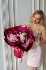 Букет із червоних і рожевих троянд з еустомою та хризантемою — Rosé Reverie | Adel de Flores